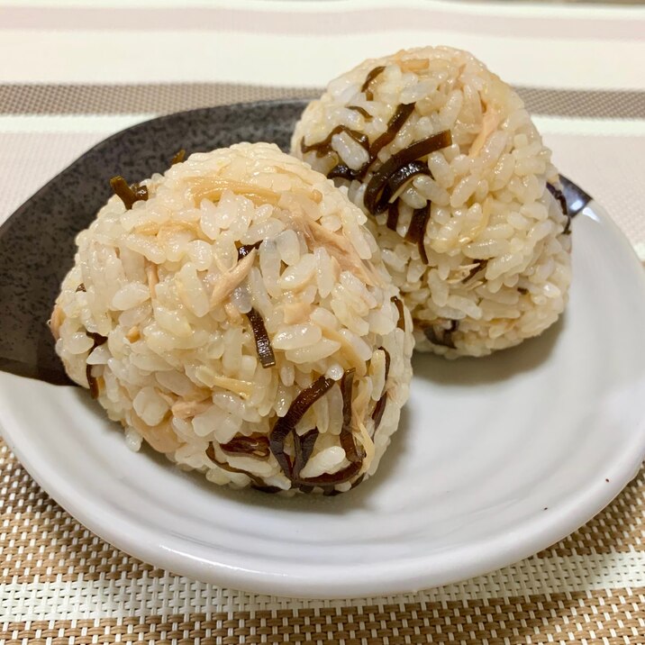 ツナと塩昆布のおにぎり レシピ 作り方 By よっしぃ 楽天レシピ